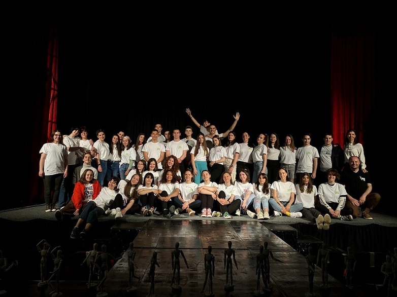 A theatre group with exchange students poses together on stage. Copyright: GIZ: