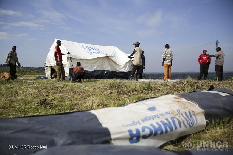 Workers pitch UNHCR tents for refugees. © UNHCR/Rocco Nuri