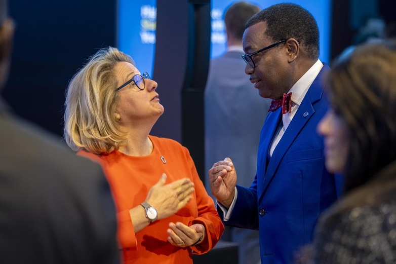 La ministre fédérale Schulze et le président de la BAD Adesina s’entretiennent en 2023 lors d’une conférence du BMZ sur l’entrepreneuriat des jeunes.