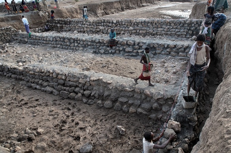 Afar Region: Finalizing the construction of a water-spreading weir a few weeks before the beginning of the rainy season by involving the local communities. Photo credits: Klaus Wohlmann