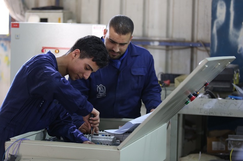 Electrical engineering students during their practical training. (Photo: GIZ) 