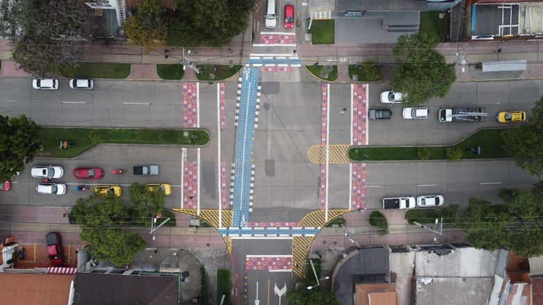 Caption: Implementation of bicycle infrastructure in Cuenca, Ecuador ALT Text: Cycle lane markings at an intersection in Cuenca, Ecuador  Copyright: Photo: GIZ/TUMI