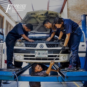 Advertising campaign: Young car mechanics repair a car together. © GIZ-INBAS