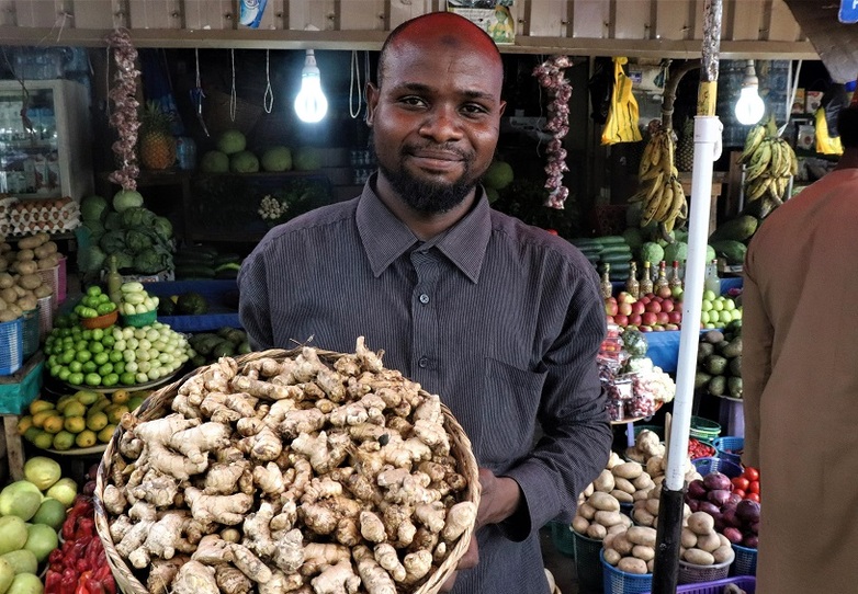 A man holds a basket of ginger tubers. Copyright: Elizabeth Okunlola/GIZ