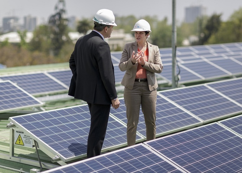 gizIMAGE_people-chatting-in-a-photovoltaic-plant