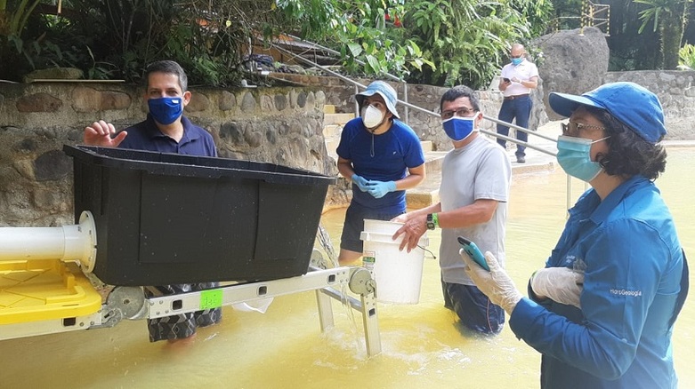 Scientists working in a thermal spring. Copyright: Pedro Casanova, Universidad de Costa Rica