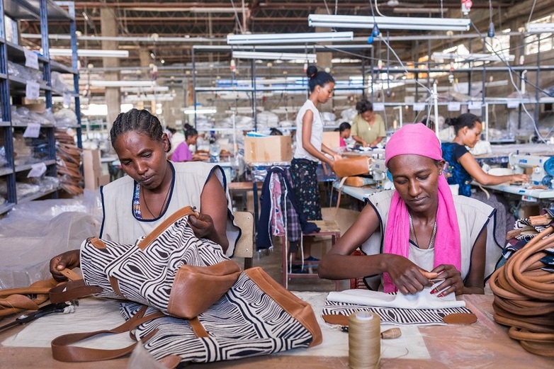 Seamstresses produce handbags in a factory: GIZ/Yonas Tadesse 