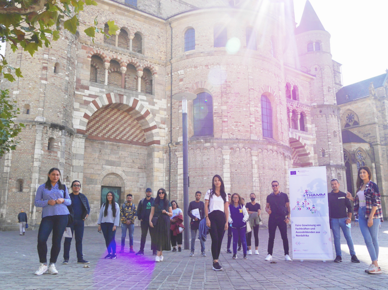 A group of Tunisian trainees during a welcome event in front of the cathedral in Trier. © GIZ