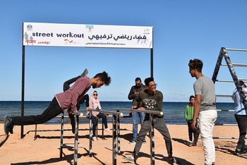 Jugendliche haben in Ben Guerdane ihren neuen Street Workout-Bereich eingeweiht und eine Kampagne zur Säuberung des Strandes organisiert