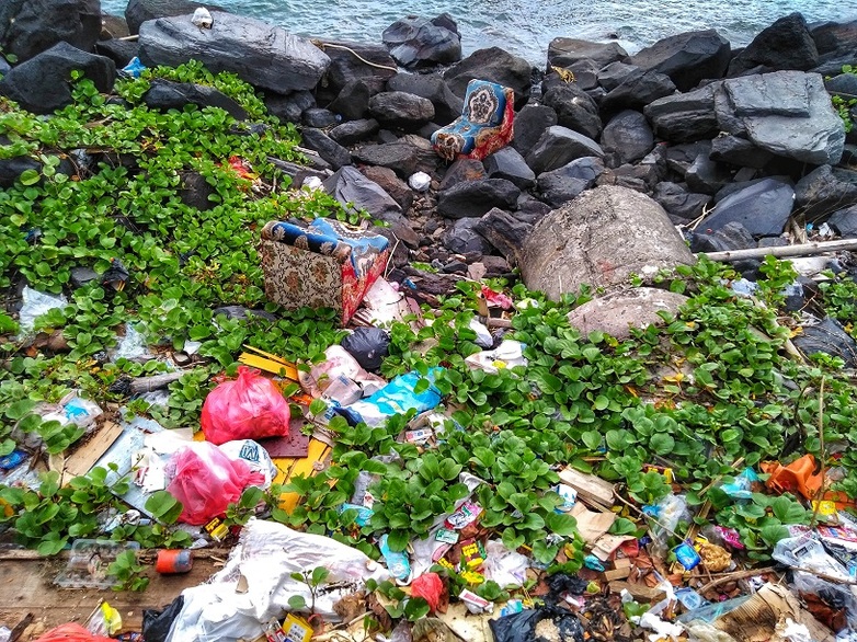 Waste pollution at the coastal area of Bunaken National Park, North Sulawesi. Copyright: GIZ/Julia Giebel