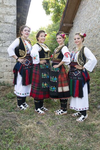 Vier junge Frauen in traditionellen ostserbischen Trachten.