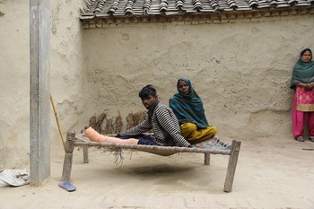 Indien hat eine Reihe von staatlichen Sozialleistungen eingeführt, um die Gesundheitsversorgung ihrer Bürger*innen zu verbessern.