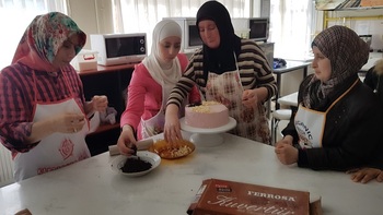 syrische und türkische Frauen in einem Konditoreikurs in einer Volkshochschule in Bursa