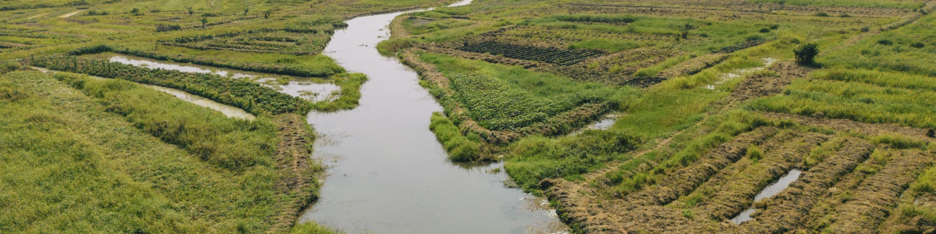Le canal Hondji-Bembê serpente à travers le paysage.