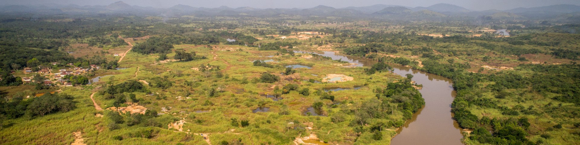 The Mano River as it meanders through the green landscape of Sierra Leone. Copyright: GIZ / Michael Duff