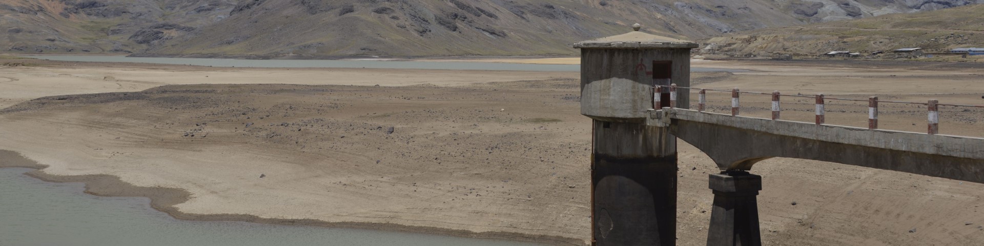Water is in short supply at Lake Choclococha in Peru. Copyright: GIZ/Karsten Leckebusch