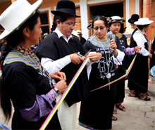 Mujeres del Pueblo Saraguro con el Presidente de la Federación Indígena Interprovincial de Saraguro (FIIS) © GIZ (Tato Carrillo)