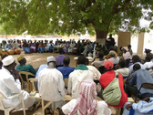 A village community discusses future activities. © GIZ