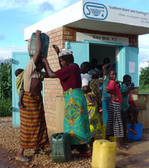 At a water kiosk in Zambia. © GIZ