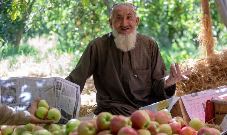 Farmer smiling with his apple harvest improved due to IWRM activities, Pishin, Baluchistan, 2020 © GIZ RMSP