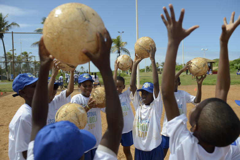 Salvador da Bahía, Brazil. All for one – German development cooperation actors use sport and exercise to teach life skills and initiate learning processes on topics such as the environment, gender equality and health. © GIZ / Florian Kopp