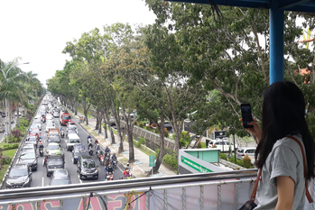 SUTRI NAMA consultant surveyed road traffic in one of the main streets in Pekanbaru