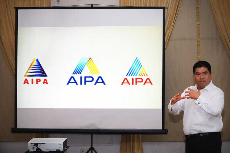 The AIPA General Secretary introducing the new AIPA logo at a workshop on AIPA Branding and Corporate Design. © GIZ