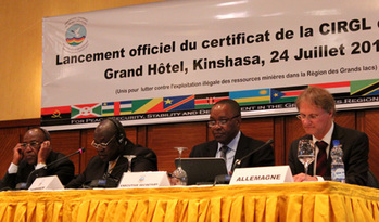 Rencontre au sommet à Kampala en août 2012 : Le président de la CIRGL, le président ougandais Museveni et le secrétaire exécutif de la CIRGL, Pr. Ntumba, à un sommet extraordinaire réuni à Kampala à l’occasion de la crise dans l’Est du Congo en août 2012 