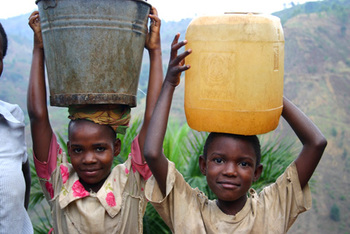 Burundi. Deux enfants portant un seau et un bidon d’eau sur leur tête. © GIZ