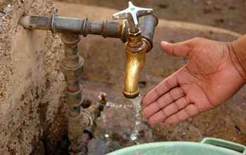 South Africa. Water flows from a tap, an open hand. (Photo: Florian Kopp) © GIZ