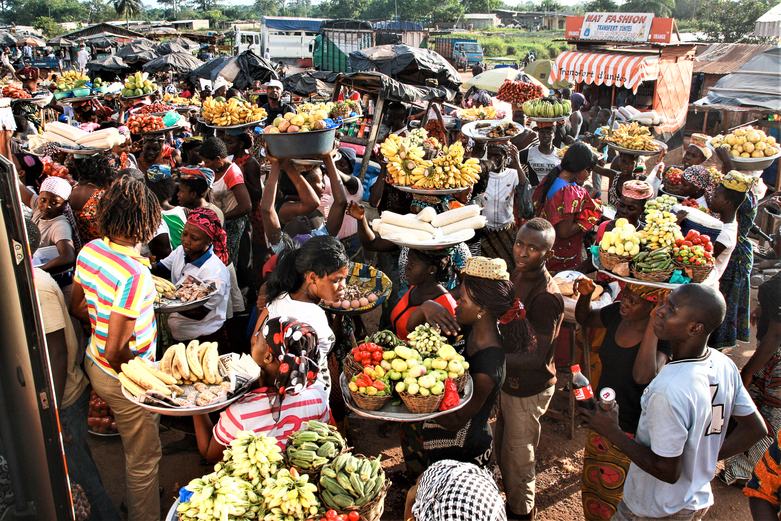 Marché de denrées alimentaires à Abidjan, Côte d’Ivoire ; droits d’auteur : GIZ / Toni Kaatz-Dubberke