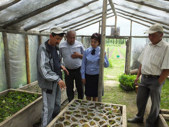 Kyrgyzstan, Issyk-Kul region: On a study tour, foresters from Tajikistan and Uzbekistan visit the Balykchy forestry enterprise: discussing special features of plant cuttings © GIZ