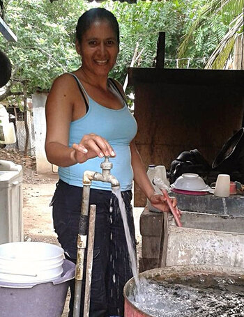 Cliente ENACAL comp: A customer making use of the water utility’s improved service. Copyright: GIZ/Proatas 