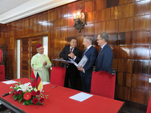 Signature du contrat d’exécution entre la GIZ et la Cour de cassation marocaine. De gauche à droite : Mustapha Farès, premier président de la Cour de cassation ; Rachid Sadqui, secrétaire général de la Cour de cassation ; Jürgen Dierlmaier