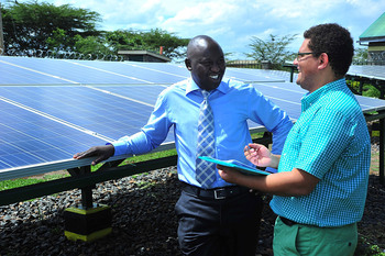 Kenya. Talking with an electricity customer (© GIZ/Alex Kamweru)