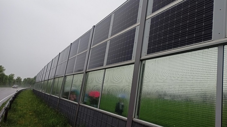 A noise barrier integrated with PV on a section of highway. Photo : GIZ