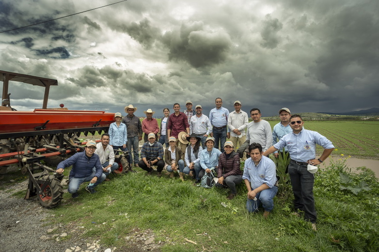 Un grupo de agricultores y agricultoras se reúnen en un campo en Apan, Hidalgo.