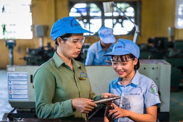 Metal-cutting trainee at the College of Machinery and Irrigation 