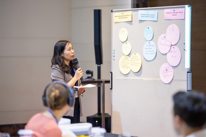 A participant standing in front of a whiteboard and holding a presentation on the ‘Transport Safety Report Launch’ in Viet Nam  Copyright: FABRIC Project