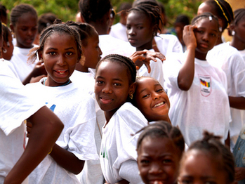 Guinea. Teaching games make learning fun in everyday schooling. Guinean girls in class. © GIZ
