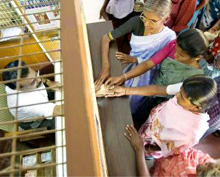 India. Women of a Self-Help Group (SHG) making transactions at a bank © GIZ