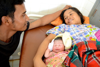 Cambodia. Cheerful couple with healthy newborn at a health centre in Kampot. © GIZ © Ursula Meissner