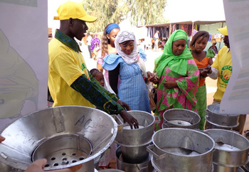 Mauritania. Selling energy-saving stoves at the market. © GIZ