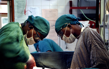 Malawi. Two Malawian medical specialists during a surgery at Central Government Hospital (a tertiary health facility).  © GIZ