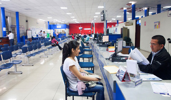Perú. Servicio al cliente en un módulo de pago de tarifas municipales.