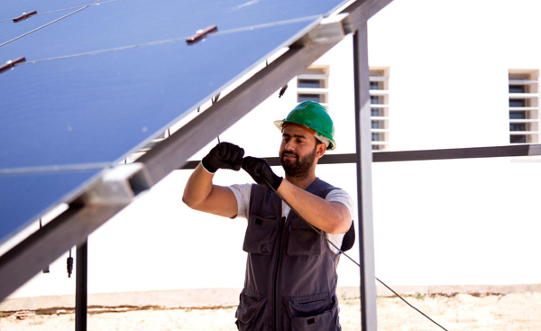 Tunisie. Branchement de l’onduleur sur une installation photovoltaїque à vocation didactique et pédagogique au centre de formation professionnelle Technopôle de Borj Cedria. © GIZ