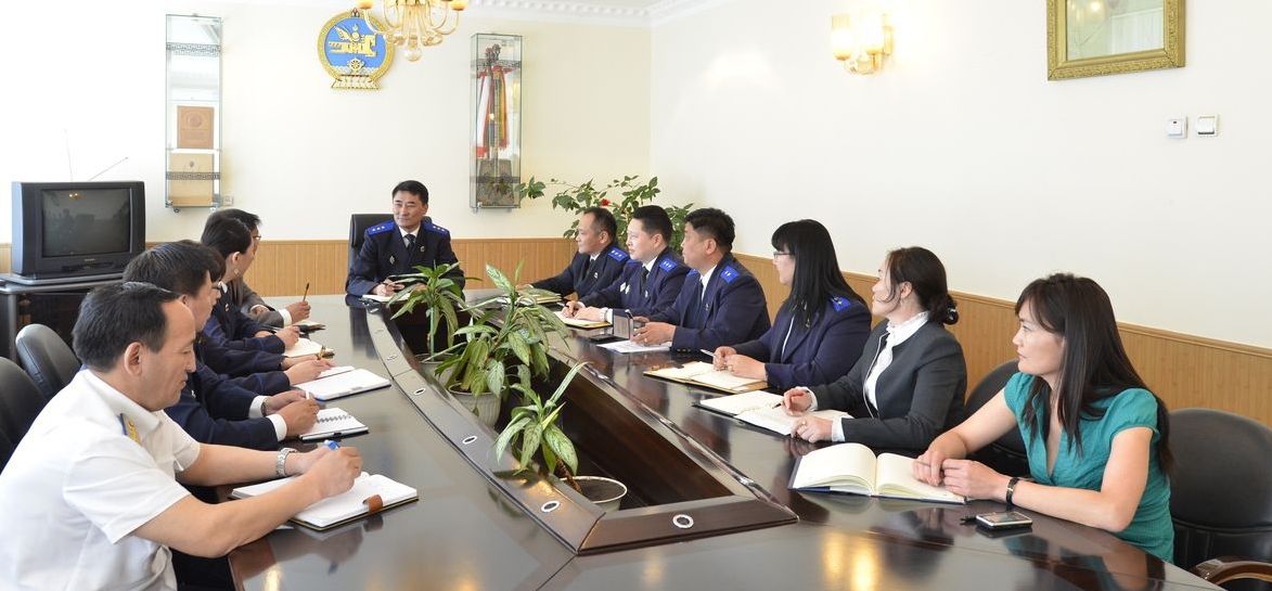 Das Bild zeigt Teilnehmer einer Sitzung im Justizministerium in Ulan Bator in der Mongolei. 