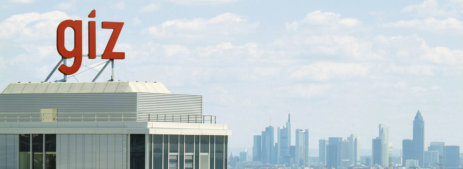Blick auf die Frankfurter Skyline mit GIZ in Eschborn im Vordergrund