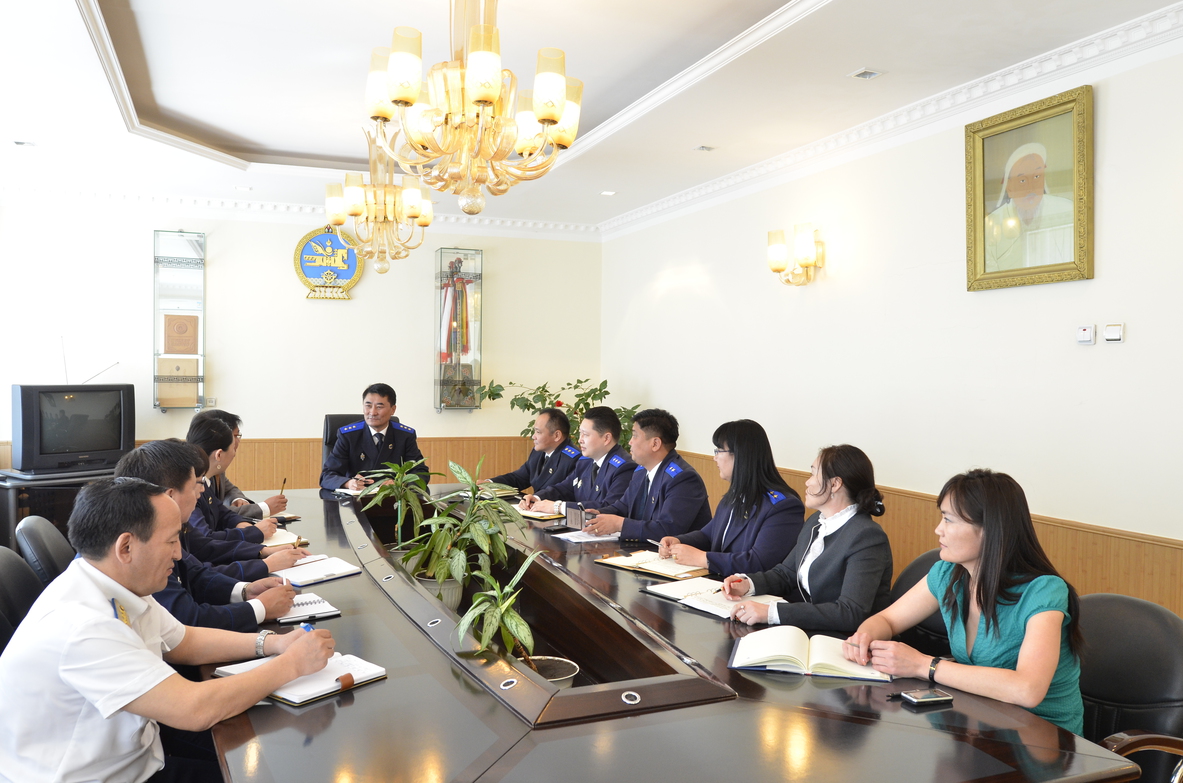 Eine Gruppe von Regierungsbeamten sitzt um einen Konferenztisch im Justizministerium in Ulan Bator, Mongolei.