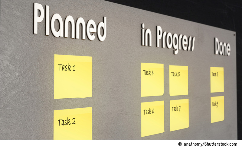 Graue Anschlagtafel mit gelben Zetteln für die Planung von Aktivitäten